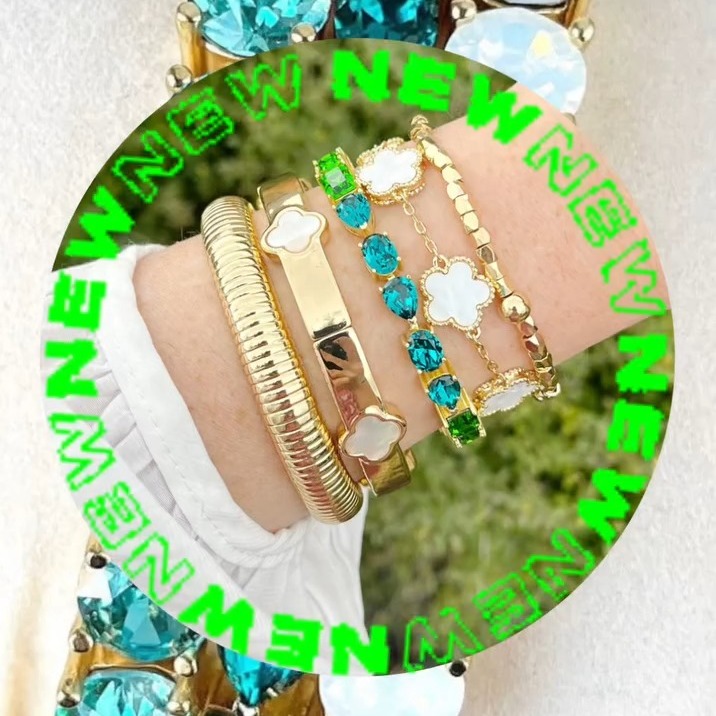 Meet the Clover Bracelet 🍀 

What a bold POP of color! 
Special purchase with purchase!

Comment #StyleMe for more details!! 
🍀🍀🍀