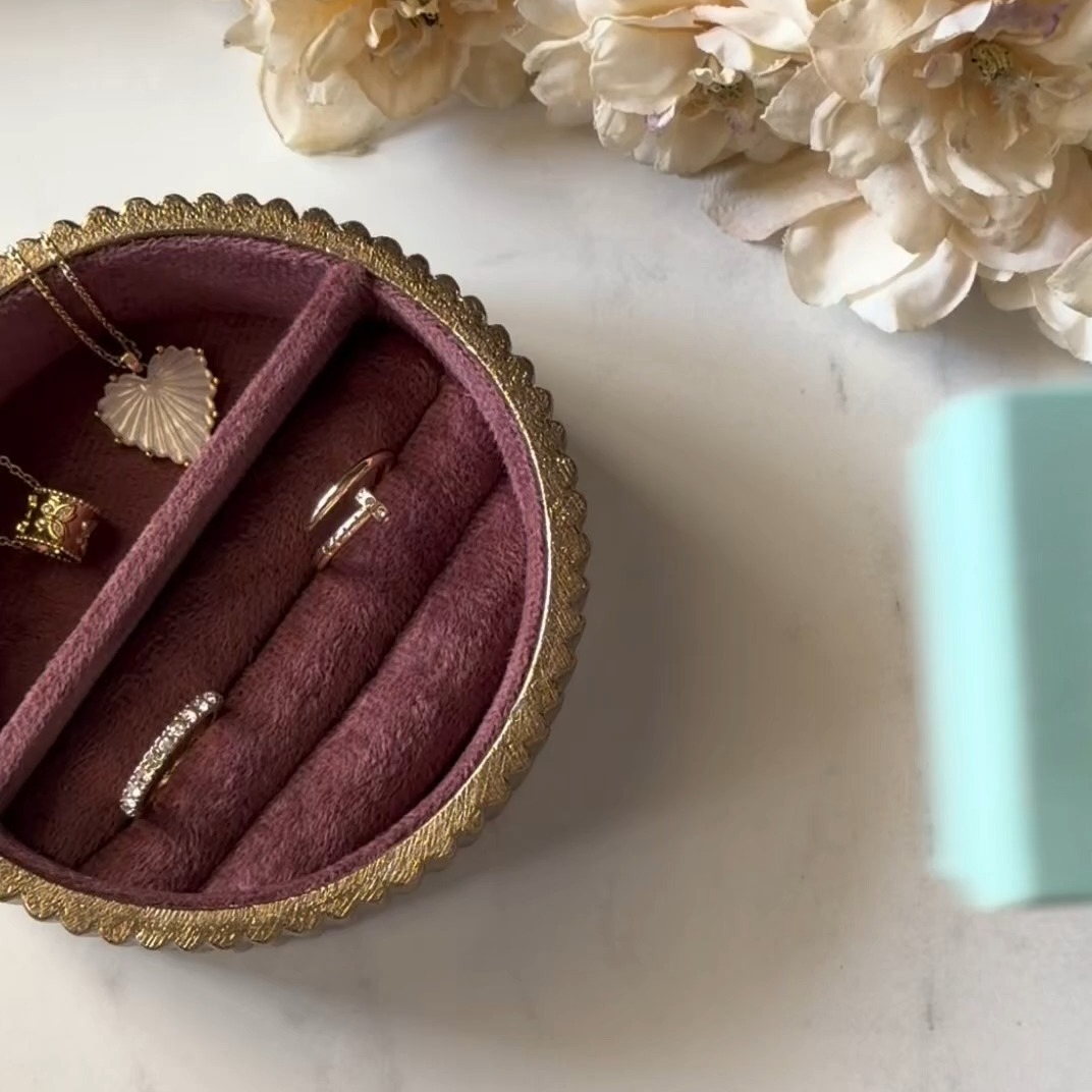 Aura Ring 💍
Statement-making piece that stands out while still being versatile for everyday wear! Sizes 6-10

Comment #StyleMe for more information!